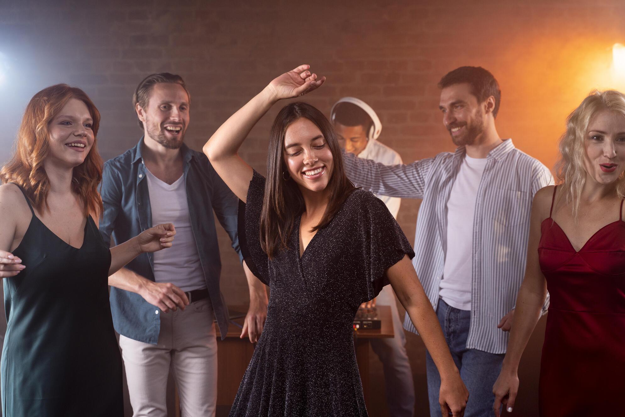 close-up-smiley-friends-dancing